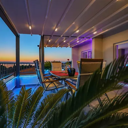 Penthouse Sunset * マカルスカ